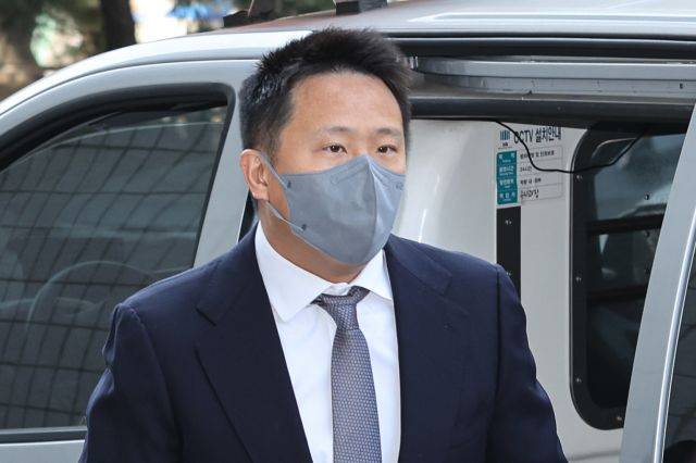 테라폼랩스 공동 창업자 신현성 전 차이코퍼레이션 대표가 30일 서울 양천구 서울남부지방법원에서 구속 전 피의자신문(영장심사)을 받기 위해 호송차량에서 내려 법정으로 향하고 있다. 연합뉴스