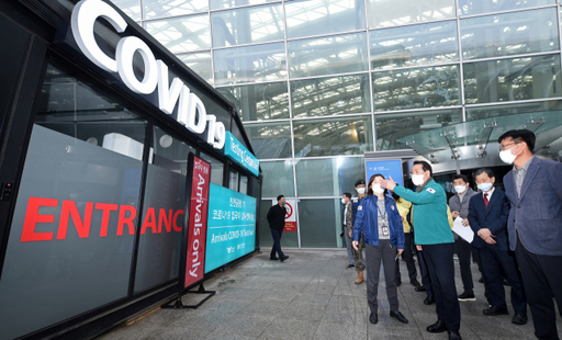 유정복 인천시장이 지난 1월5일 인천국제공항에서 중국발 입국자 관련해 코로나19 검역소를 점검하고 있다. 인천시 제공