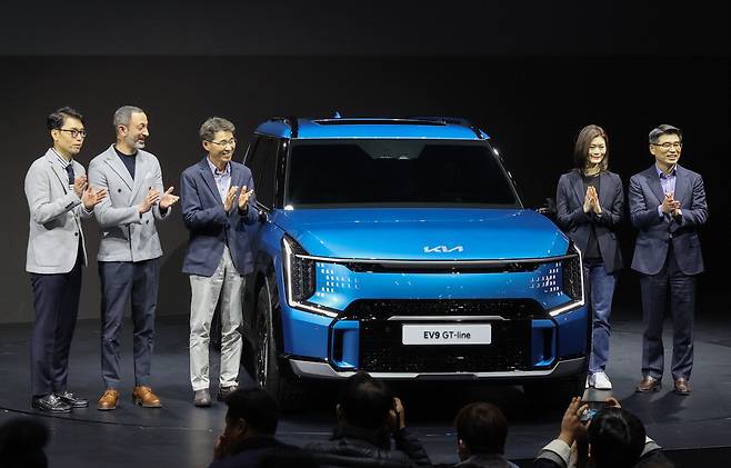 송호성 기아 사장(오른쪽)이 30일 '2023 서울모빌리티쇼'에서 첫 대형 전동화 스포츠유틸리티차량(SUV) '더 기아 EV9'을 공개했다. 연합뉴스