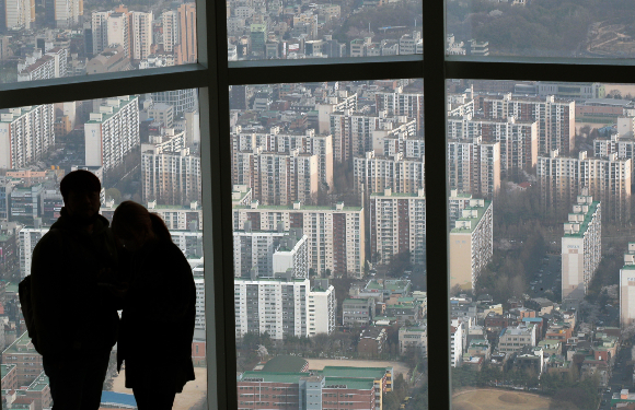 서울 송파구 롯데월드타워 서울스카이 전망대에서 아파트 단지가 보이고 있다./사진=뉴스1