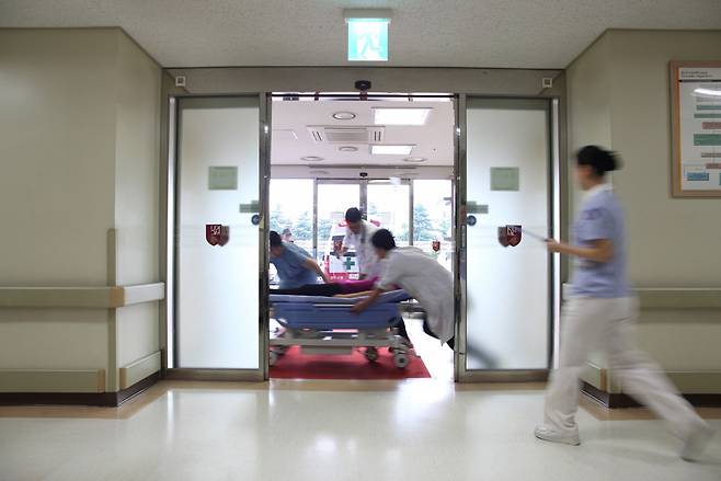 뇌경색은 뇌혈관이 막히면서 편마비 또는 언어장애가 온다. 얼굴이 한쪽으로 돌아가거나 균형을 잡지 못하기도 한다. 뇌동맥류에 의한 뇌출혈은 ‘벼락두통’이 특징으로, 평생 이런 두통이 없다 싶을 정도로 극심한 통증이 나타난다. 이러한 증상이 발생한다면 지체없이 응급실을 찾아야한다.