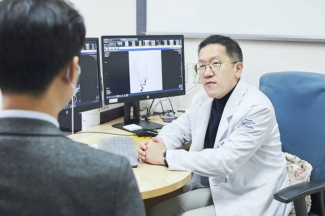 강동경희대병원 신경외과 신희섭 교수가 진료를 보고있다.