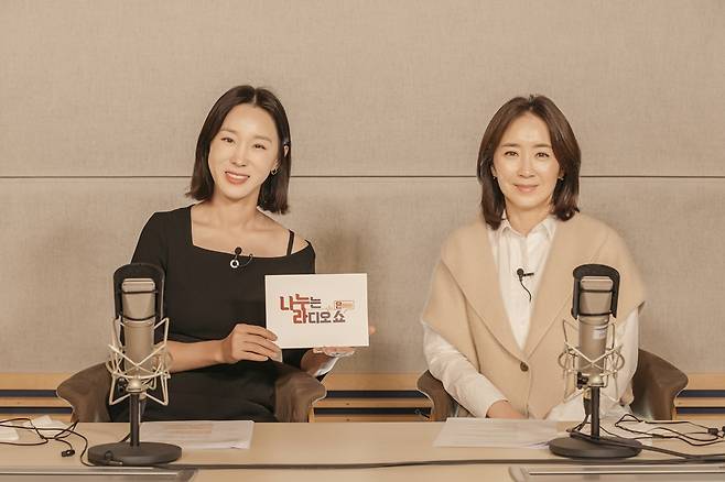 MBC드라마넷 〈나누는 라디오쇼 온에어〉에 출연한 방송인 이지혜, 배우 윤유선.