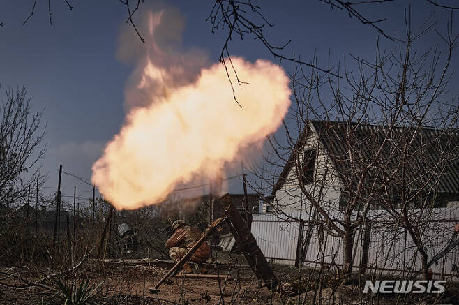 [바흐무트=AP/뉴시스] 26일(현지시간) 우크라이나 도네츠크주 바흐무트 인근 전선에서 우크라이나 군인들이 러시아 진지를 향해 박격포를 쏘고 있다. 2023.03.27.