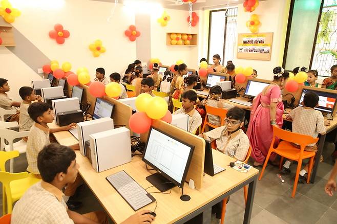 [서울=뉴시스] 30일 세라젬은 인도 뭄바이 지역에서 교육 여건 개선 지원사업 ‘드림스쿨’의 10번째 프로젝트를 완료했다고 밝혔다. (사진=세라젬 제공)  *재판매 및 DB 금지