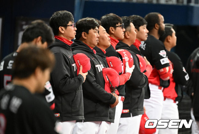 KIA 김종국 감독을 비롯한 선수단이 경기에 앞서 국민의례를 하고 있다./OSEN DB