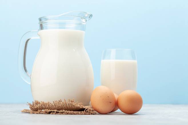 ‘계란’과 ‘우유’가 1살 미만의 영유아에게 가장 많은 알레르기 반응을 일으키는 식품이라는 연구 결과가 나왔다. 게티이미지뱅크