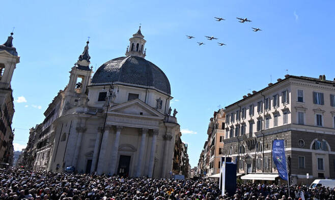 지난 28일(현지시간) 이탈리아 로마의 포폴로 광장에서 열린 행사에 사람들이 모여 있다. 신화연합뉴스