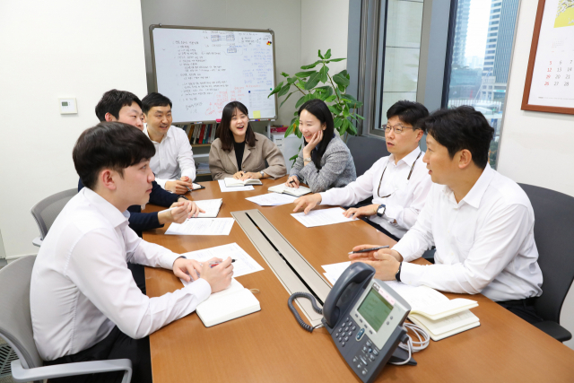 KB국민은행 채권운용팀 직원들이 24일 서울 여의도 본사에서 회의를 하고 있다. 사진제공=KB국민은행