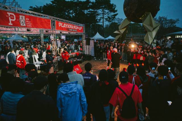 24일 울산문수축구경기장 야외의 오버더피치 팝업 스토어에서 공연 중인 래퍼 가오가이(빨강)와 키츠요지(검정). 사진 제공=오버더피치