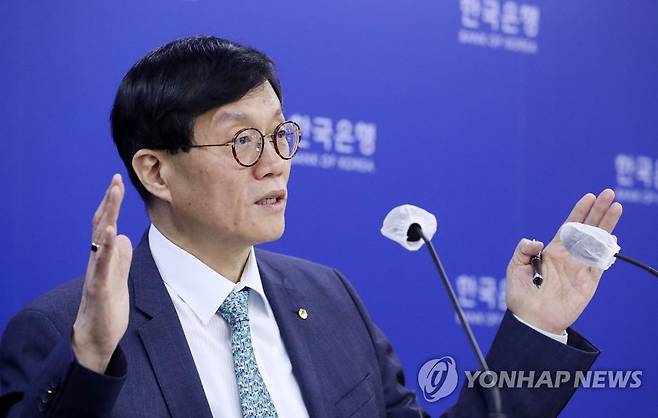 이창용 한국은행 총재 (서울=연합뉴스) 이창용 한국은행 총재가 23일 오전 서울 중구 한국은행에서 열린 통화정책방향 기자간담회에서 취재진 질문에 답하고 있다. 
    한은 금융통화위원회는 이날 1년 5개월간 이어진 금리 인상을 멈추고 기준금리를 현행 연 3.50%로 동결했다. 2023.02.23 [사진공동취재단] photo@yna.co.kr