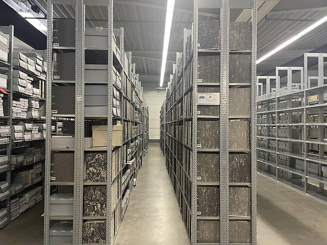 세계 최대 강제징용 등 2차대전 전쟁범죄 기록보관 아롤센 아카이브 중앙기록저장고 (바트아롤센[독일]=연합뉴스) 이율 특파원 = 독일 중부 바트아롤센의 알루미늄 공장 창고에 세 들어 있는 세계 최대 강제징용 등 2차대전 전쟁범죄 기록보관소인 아롤센 아카이브 중앙기록 저장고. 2023.3.30