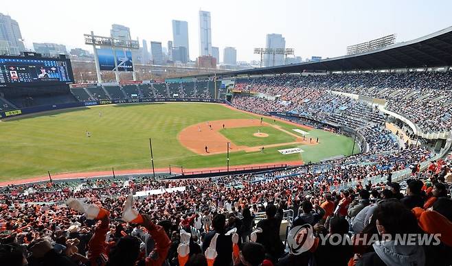 2022년 프로야구 개막전 찾은 관중들 [연합뉴스 자료사진]