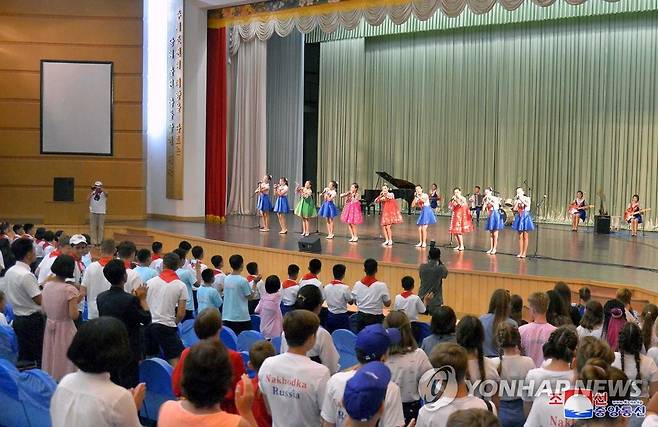 북한에서 열린 국제소년 야영대회 (평양 조선중앙통신=연합뉴스) 제34차 송도원국제소년야영 행사 참가자들의 친선모임이 6일 송도원국제소년단야영소에서 열렸다고 조선중앙통신이 8일 보도했다. 2019.8.8 
    [국내에서만 사용가능. 재배포 금지. For Use Only in the Republic of Korea. No Redistribution] photo@yna.co.kr