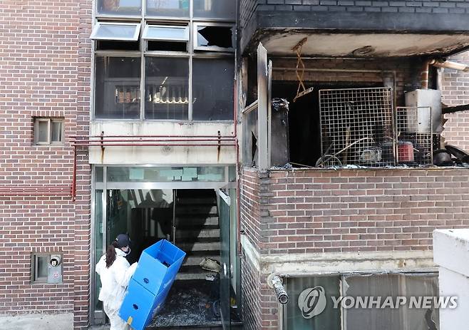 안산 빌라 새벽 화재로 나이지리아 어린 남매 4명 사망 (안산=연합뉴스) 홍기원 기자 = 나이지리아 국적 어린이 4명이 숨진 경기도 안산시의 한 빌라 화재 현장에서 27일 오전 경찰과 소방 등 관계자들이 합동 감식을 하고 있다. 2023.3.27 xanadu@yna.co.kr