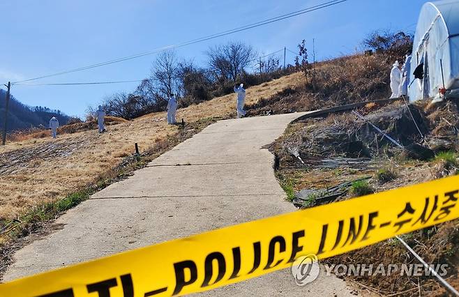 경북경찰, 이재명 대표 부모 묘지 훼손 현장 감식 (봉화=연합뉴스) 김선형 기자 = 경북경찰청 전담수사팀이 13일 오후 경북 봉화군 명호면 관창리 소재 더불어민주당 이재명 대표 부모 묘지에서 감식을 벌이고 있다. 2023.3.13 sunhyung@yna.co.kr