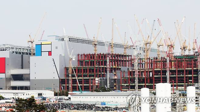 반도체 투자 세액공제 확대 'K칩스법' 국회 본회의 통과 (평택=연합뉴스) 홍기원 기자 = 반도체 등 국가전략산업에 기업이 설비투자를 할 경우 세액 공제 비율을 확대하는 내용을 담은 이른바 'K칩스법'(조세특례제한법 개정안)이 30일 국회 본회의를 통과했다.
    사진은 이날 오후 공사가 진행 중인 경기도 평택시 삼성전자 평택캠퍼스 일대 모습. 2023.3.30 xanadu@yna.co.kr