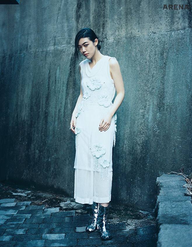 플라워 자수 디테일 드레스와 실버 링은 모두 보테가 베네타, 실버 부츠는 마르지엘라 제품.