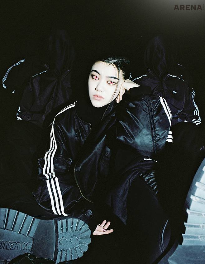 재킷과 스웨트 팬츠는 모두 아디다스, 슈즈는 발렌시아가 제품.