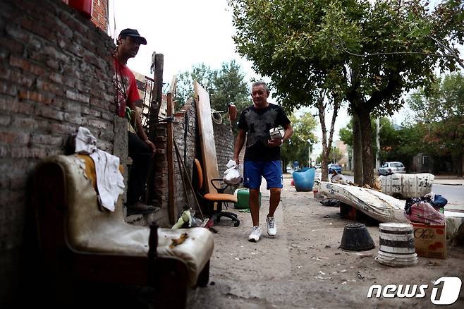 아르헨티나 부에노스아이레스 외곽에 사는 호르헤 아르모아(67)가 102.5%의 살인적인 인플레이션을 감당하기 위해 '쓰리잡'을 마치고 귀가 중이다. ⓒ 로이터=뉴스1 ⓒ News1 박재하 기자