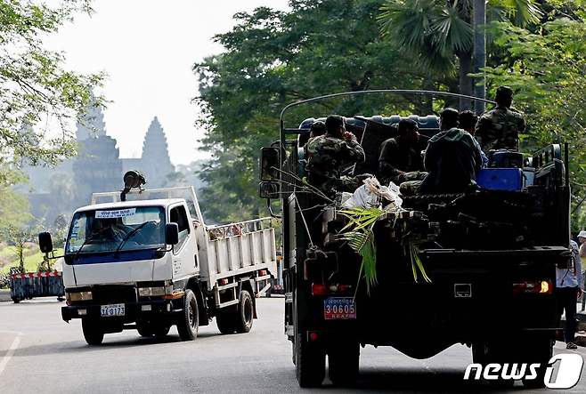16일(현지시간) 캄보디아 앙코르와트 인근의 한 마을에서 군인들이 퇴거 명령을 집행 중이다. 캄보디아 정부는 지난해 12월부터 앙코르와트 보존을 위해 인근 주민 1만여 가구 퇴거 조처에 나섰다. ⓒ AFP=뉴스1 ⓒ News1 박재하 기자