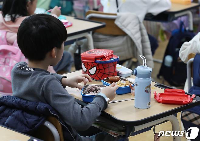 전국학교비정규직연대회의가 총파업에 돌입한 31일 울산시 중구의 한 초등학교 교실에서 학생들이 도시락을 먹고 있다. 2023.3.31/뉴스1 ⓒ News1 조민주 기자