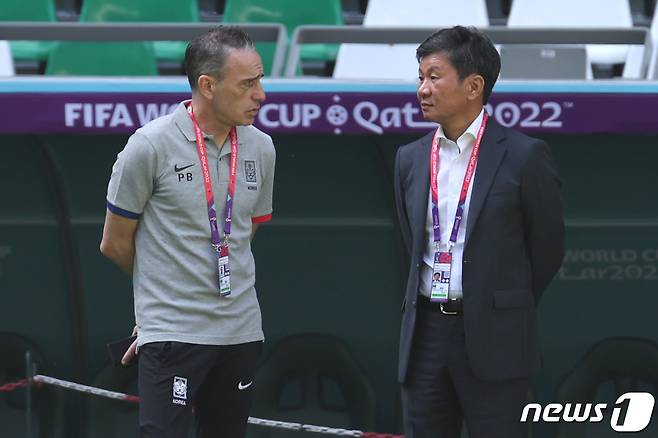 파울루 밴투 대한민국 축구대표팀 감독과 정몽규 대한축구협회장이 21일 오전(현지시간) 카타르 알라이얀의 에듀케이션 시티 스타디움을 찾아 대화하고 있다. 2022.11.21/뉴스1 ⓒ News1 이광호 기자