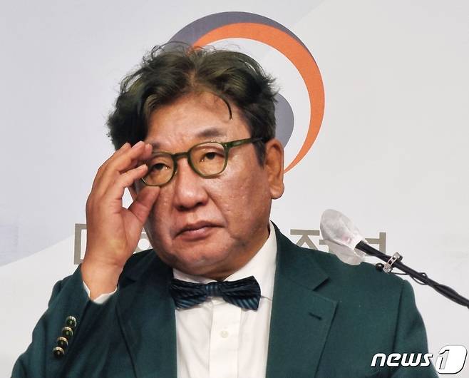 김상협 2050탄소중립녹색성장위원회(탄녹위) 민간위원장이 지난 21일 정부세종청사 보건복지부 브리핑룸에서 제1차 국가 탄소중립·녹색성장 기본계획(정부안)을 발표하고 있다. 2023.3.21/뉴스1 ⓒ News1 황덕현 기후환경전문기자