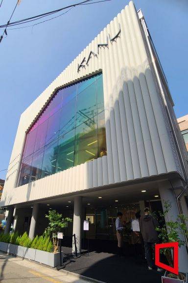 30일 오후 서울 성동구 성수동 '카누하우스' 팝업스토어에서 방문객들이 입장을 기다리고 있다.[사진=송승윤 기자]