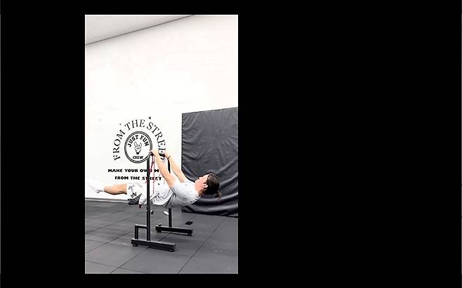 @다이어트 과학자 최겸 프런트레버 동작 연습 장면