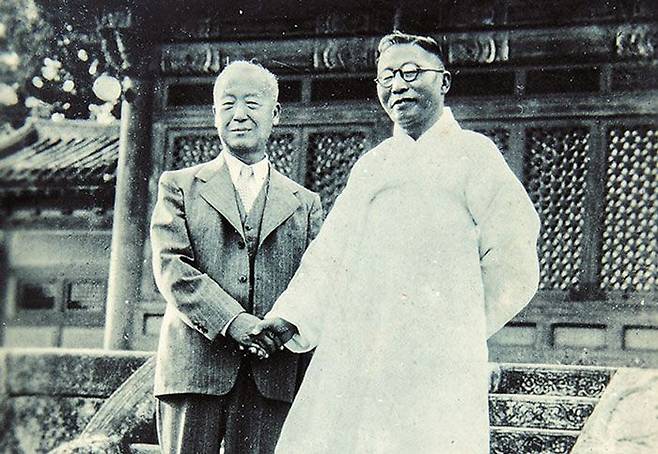 1946년 이승만 전 대통령과 김구 선생이 미군정 자문기관이던 남조선 대한국민 대표민주의원 회의를 마친 후 창덕궁 앞에서 악수하고 있다. /대한민국 역사박물관
