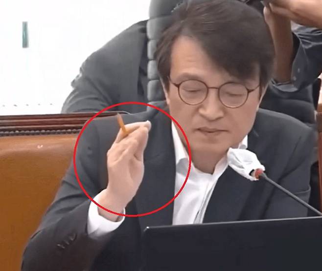 김의겸 의원이 질의 중 손을 떨고 있다. /유튜브 시사포커스TV
