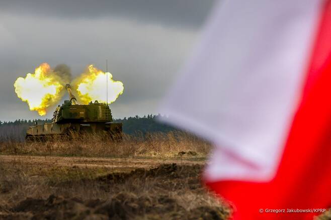 31일(현지 시각) 폴란드 훈련장, K-9 자주포에서 곡사포탄이 화염을 뿜으며 발사되고 있다. /폴란드 대통령실 트위터
