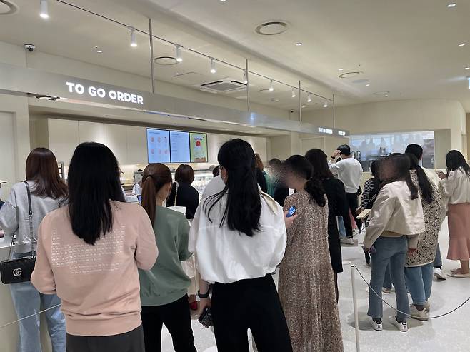 31일 오후 '노티드 월드' 매장에서 고객들이 줄을 서서 기다리는 모습. /이신혜 기자