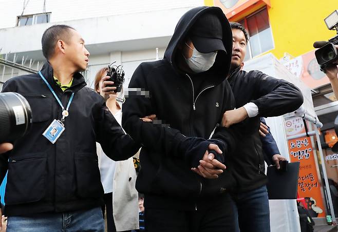 필로폰 투약 혐의로 체포된 남경필 경기도지사의 아들 남모씨(27)가 지난 2017년 9월18일 오후 서울 동대문구 서울지방경찰청 광역수사대 마약수사계에서 경찰 조사를 받은 뒤 유치장으로 이송되고 있다. /뉴스1