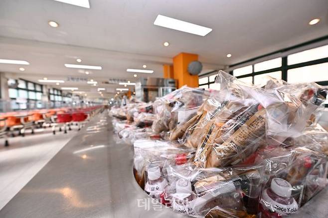 전국학교비정규직연대회의가 임금 차별 해소와 노동 환경 개선을 요구하며 총파업에 돌입한 지난해 11월 25일 서울 동작구의 한 중학교에서 대체 급식이 실시되고 있다.ⓒ사진공동취재단