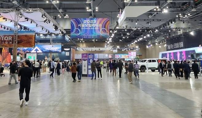 31일 경기도 고양시 일산 킨텍스에서 개막한 2023 서울모빌리티쇼 전시장이 관람객들로 붐비고 있다. ⓒ데일리안 편은지 기자