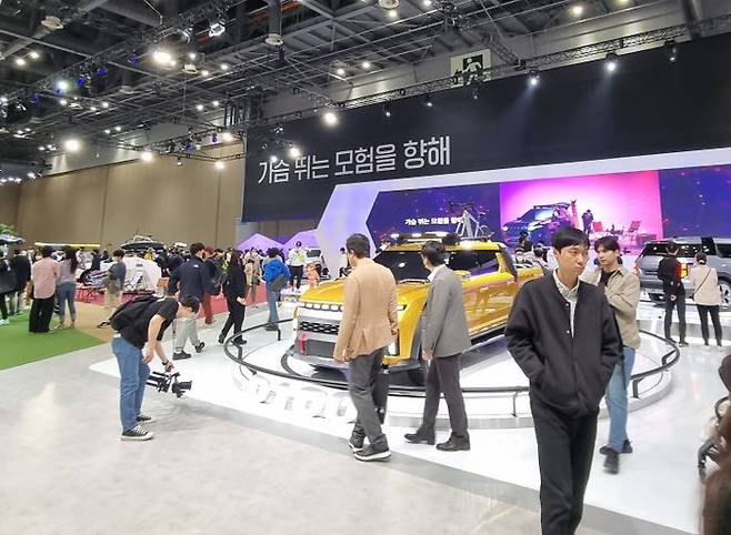 많은 관람객들이 KG모빌리티의 전기 픽업트럭 'O100' 콘셉트카를 구경하기 위해 몰려들었다. ⓒ데일리안 편은지 기자