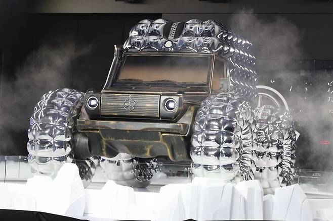 패션브랜드 몽클레르와 벤츠G클래스가 협업해 제작된 쇼카 '프로젝트 몬도 G'가 서울모빌리티쇼 벤츠관에 전시돼있다. ⓒ데일리안 김민호 기자