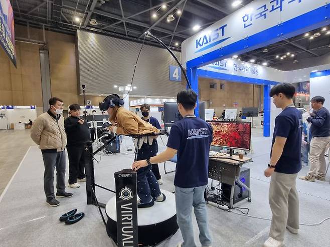 한 관람객이 서울모빌리티쇼 카이스트관에서 트레드밀을 체험하고 있다. ⓒ데일리안 편은지 기자