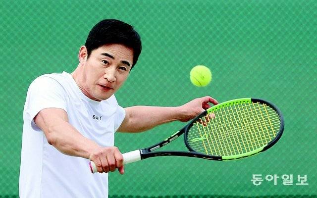배우 전노민 씨가 테니스 백핸드 발리로 볼을 넘기고 있다. 학창시절부터 야구를 즐겼고 배우가 된 뒤 다양한 스포츠를 섭렵하던 그는
 7년 전 테니스에 입문했고 신종 코로나바이러스 감염증 확산이 잠잠해지면서 다시 테니스에 집중하며 건강한 삶을 만들어가고 있다. 
이훈구 기자 ufo@donga.com