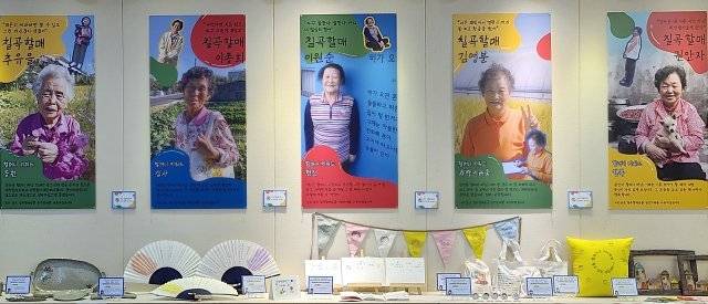 칠곡할매글꼴의 의미와 가치를 알리고 한글 사랑운동 확산을 위해 경북 칠곡군이 군청 갤러리에서 ‘칠곡할매 굿즈 전시회’를 열었다. 2021.10.6. 뉴스1