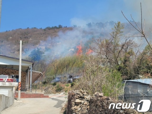 31일 전남 진도군 고군면 향동리 한 야산에서 산불이 나 소방당국이 진화에 나섰다. 인명피해는 없는 것으로 전해졌다.(진도소방서 제공)2023.3.31/뉴스1