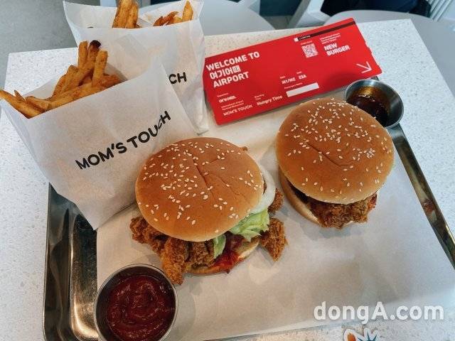 맘스터치가 싸이데이를 맞아 출시하는 한정판 신메뉴  ‘탄두리싸이버거’와 ‘마라싸이버거’의 모습. 사진=윤우열 동아닷컴 기자 cloudancer@donga.com