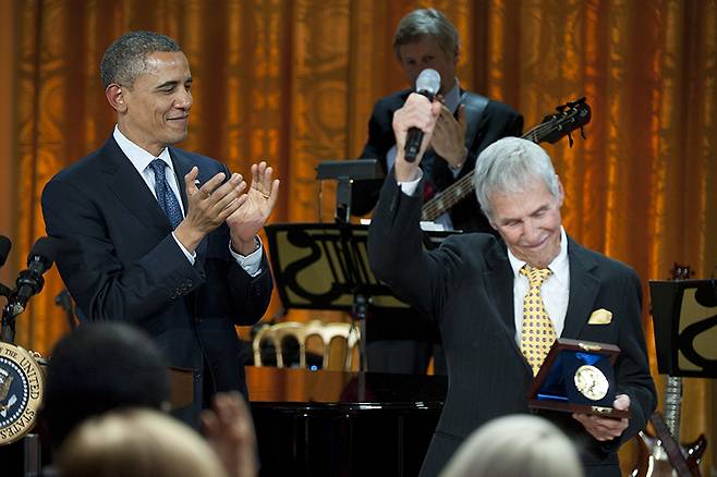 오바마 미국 전 대통령(왼쪽)이 2012년 5월 9일 워싱턴 백악관 이스트룸에서 버트 바카락(오른쪽)과 할 데이비드애게 거쉰 상(Gershwin Prize)을 수여한 후 박수를 치고 있다. (사진=저작권자(c) CNP/연합뉴스, 무단 전재-재배포 금지)