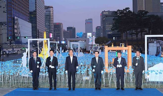 한덕수 국무총리가 30일 오후 서울 광화문광장에 마련된 2030부산세계박람회 유치 기원 점등식에서 LED 장미꽃을 점등하는 퍼포먼스를 하고 있다. (사진=산업통상자원부)