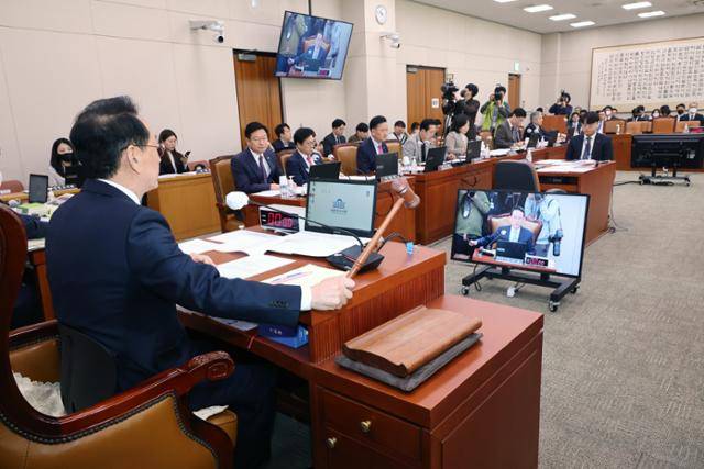 30일 국회 법사위 전체회의에서 김도읍 법사위원장이 '50억 클럽 특검법'을 상정하고 있다. 연합뉴스