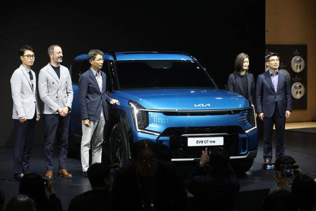 송호성(맨 오른쪽) 기아 사장과 카림 하비브(맨 왼쪽 두 번째) 기아 디자인센터 부사장이 30일 경기 고양시 킨텍스에서 열린 2023 서울모빌리티쇼에서 기아자동차 EV9을 소개하고 있다. 뉴스1
