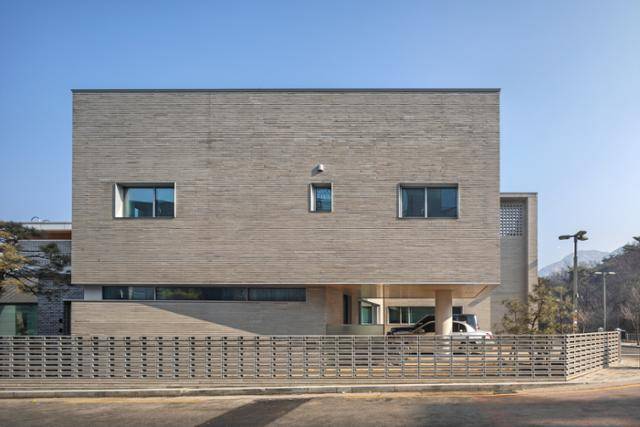 한옥마을의 맥락에 맞춘 듯 차분하고 담담한 인상의 주택 입면. 윤준한 건축사진작가 제공