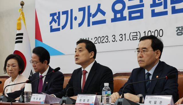 박대출(오른쪽 두 번째) 국민의힘 정책위의장이 31일 오전 서울 여의도 국회에서 열린 전기·가스 요금 관련 당정협의회에서 발언하고 있다. 연합뉴스